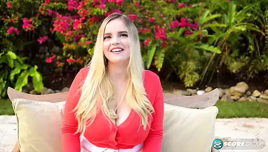 Büyük memeli Codi Vore göğüslerini sektiriyor ve amını parmaklıyor