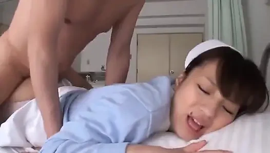 Медсестра с нежными глазами, краснеющей улыбкой и поднимающейся жарой