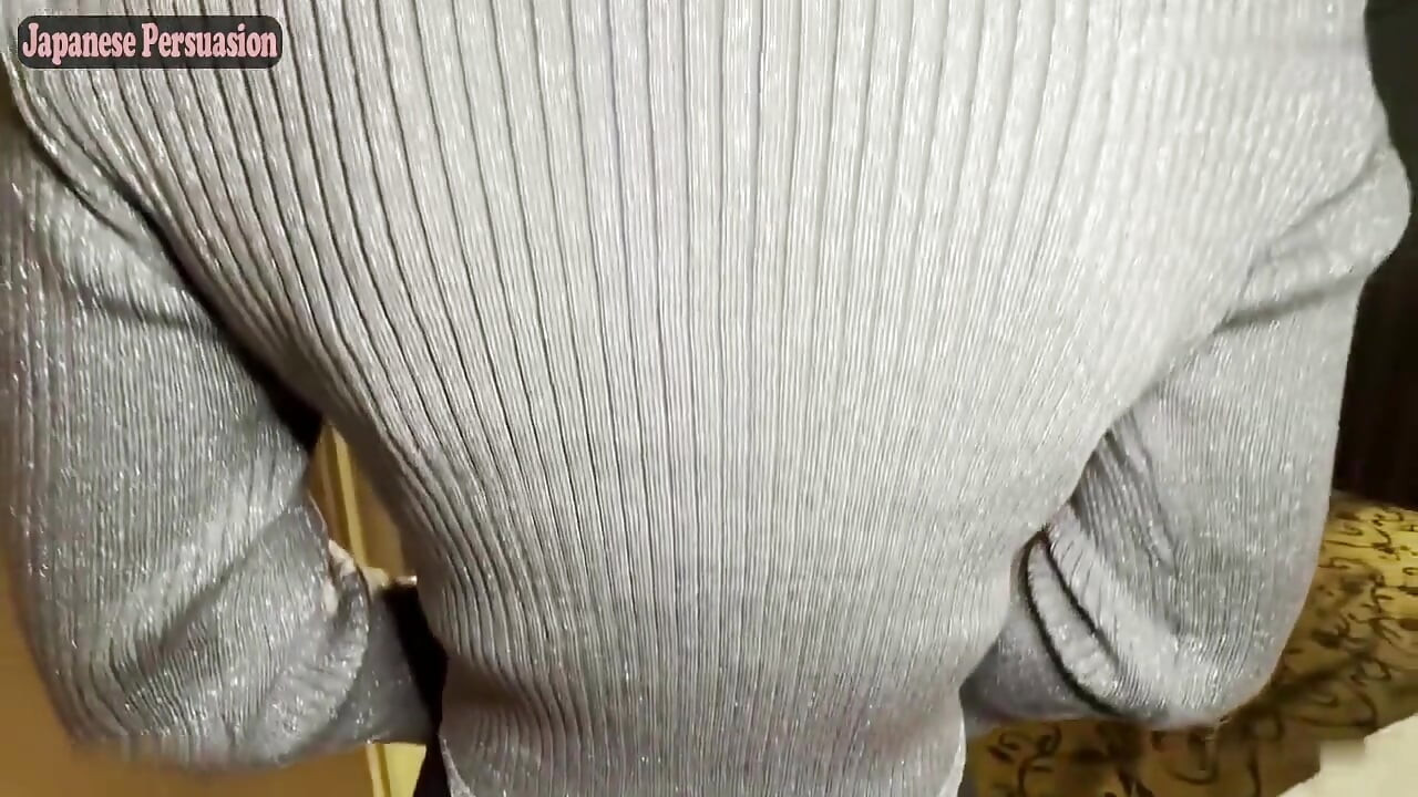 흑발의 매력, 허벅지 하이의 거유 미녀는 그녀의 침착한 모습 뒤에 놀라울 정도로 대담한 면을 드러낸다.