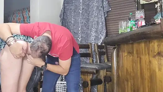 Kocam işteyken diğer erkeklerle sikiştiğimde video çekmemi seviyor