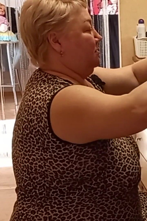 Bir arkadaşının yanına gitti ve onu ağzından sikiyor ve amcığı ağzını dölle dolduruyor