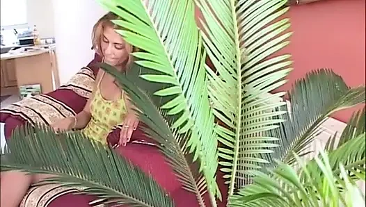 Соло писсинг-девушки Simona, сексуальная писающая девушка