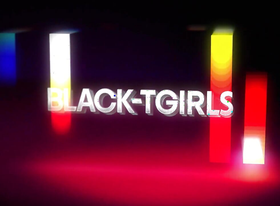 Black-tgirls hansmukh kaali chamri vaali mdal nange khare hokar chhaati aur land pakarte hue bari muskan dikhaati hai
