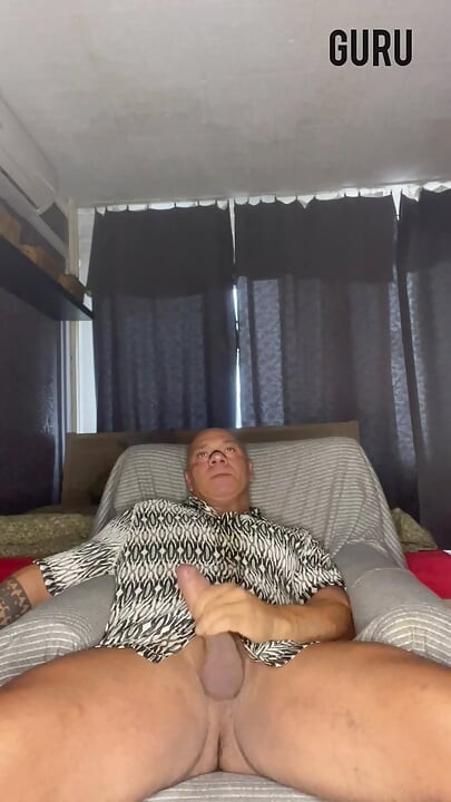 グルさん。セクシーなボディビルダーが自宅でオナニー