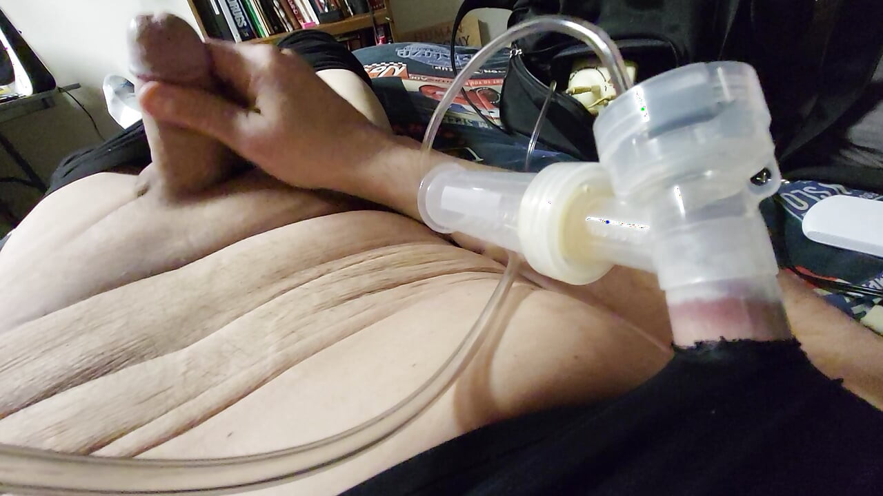 Feminizada maricas corno bombeia seus peitos flácidos