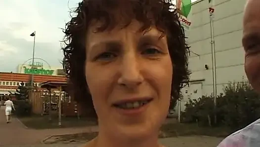 Бабушка сосет коренастый член, затем трахается в кустах