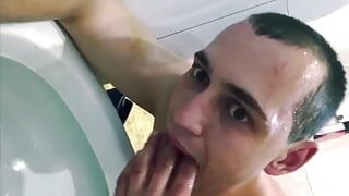 かわいい男がトイレに頭がある間に自分の顔に放尿します |口を便器として使う |トイレ奴隷ドリンク