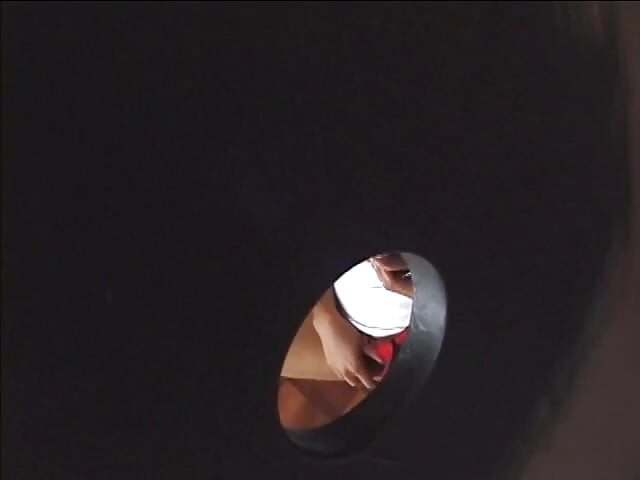 Egzotična eboni devojka dobija ogromno svršavanje po faci nakon gloryhole pušenja kurca