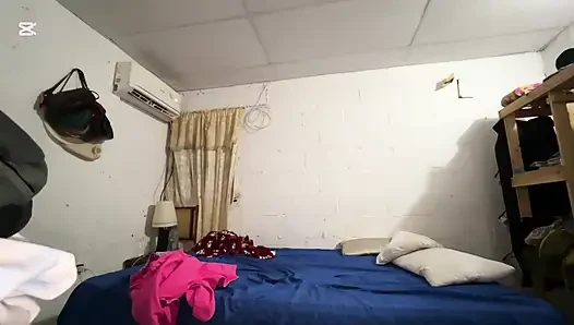 Giyinirken üvey oğlumu beni izlerken yakaladım ve sonunda sikişiyoruz