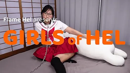 Japanisches teen in ihrer Seemannsuniform hat eine sache für langes und schleimiges spielzeug