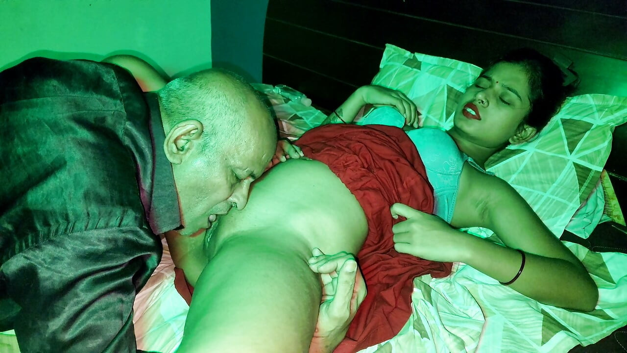 Ht desi bhaartiy larki puraane aadmi ke vidiyo ke saath raat men chusaee karti hai