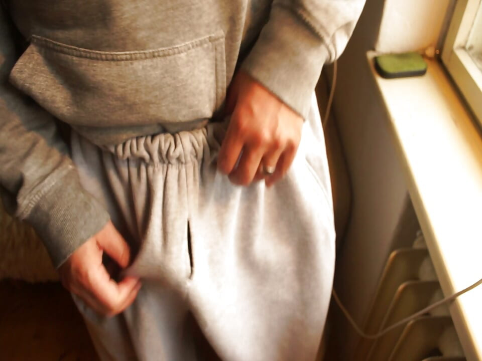 throug the hole in my baggy sweats I can cum