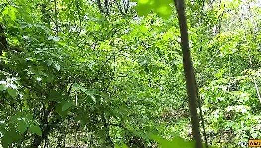 Mergokin seorang gadis lagi menggambar grafiti dan ngentot memeknya di hutan - crot di celana dalam