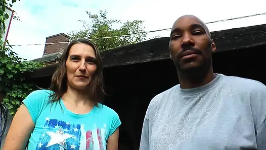 Фигуристая брюнетка скачет на большом черном члене, чтобы удовлетворить ее мокрую киску