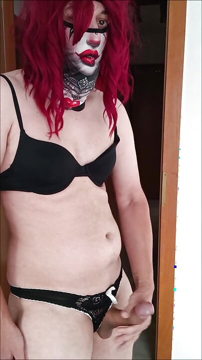 O femeie transsexuală excitată se dezbracă și se masturbează până la ejaculare.