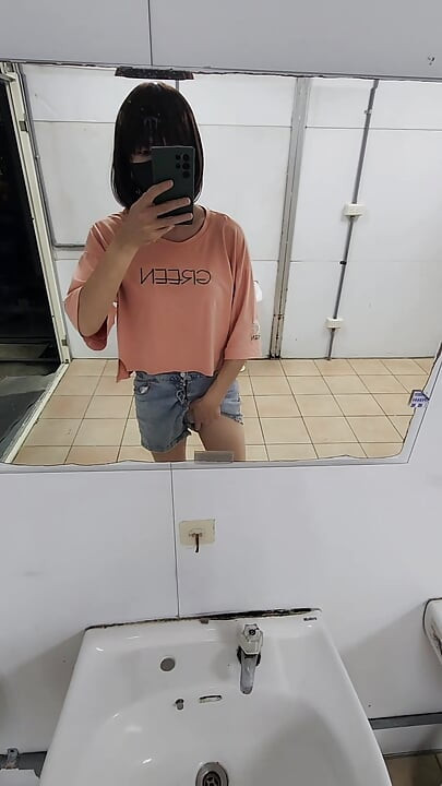 Travesti Ting Xuan se masturba en el baño al aire libre.