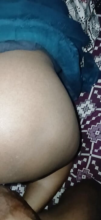 Desi indijska snaja jaše puno zemlje