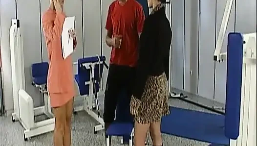 Немецкая блондинка-пума использует игрушки и делится в винтажном тройничке ЖЖМ