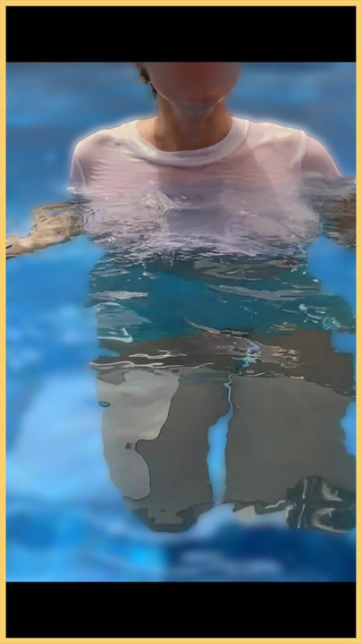 Une chemise mariée mouillée dans la piscine avec des seins parfaits sans soutien-gorge