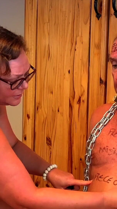 Dominatrix Meesteres April – lik mijn glimmende laarzen, slaaf | Clip 1
