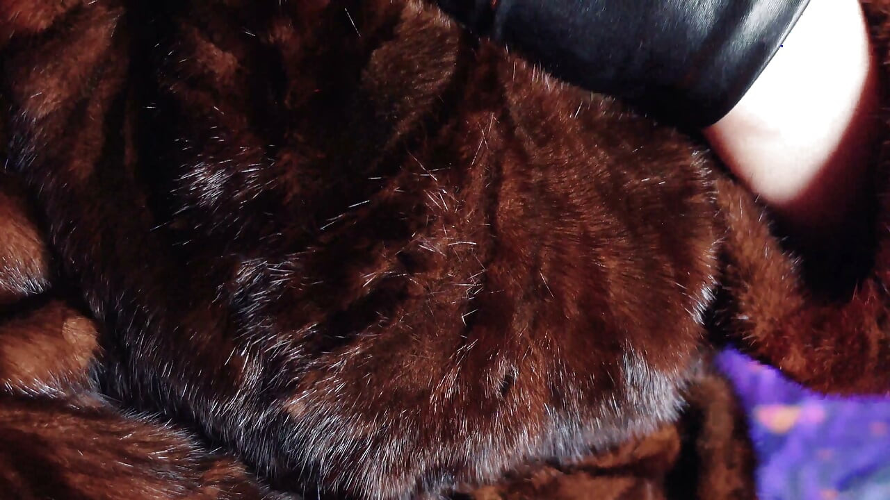 Video FETISH FUR: Puan cantik mengusik dan menggoda. ASMR dan JOI. Arya Grander.