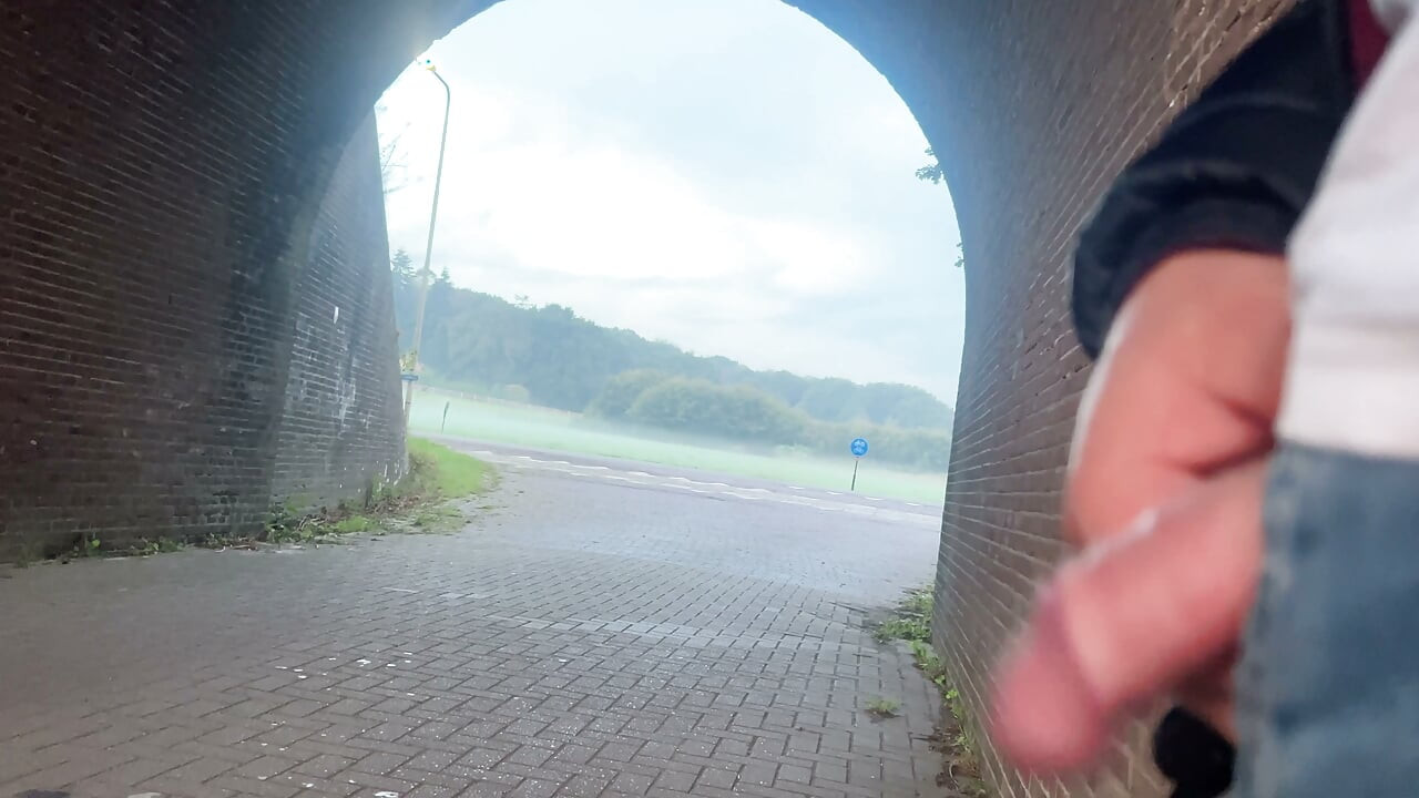 Esperei que a rapariga loira me visse a bater-me