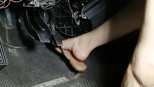 Corsa pedallarını flip floplarla hızlandırmak ve pompalamak