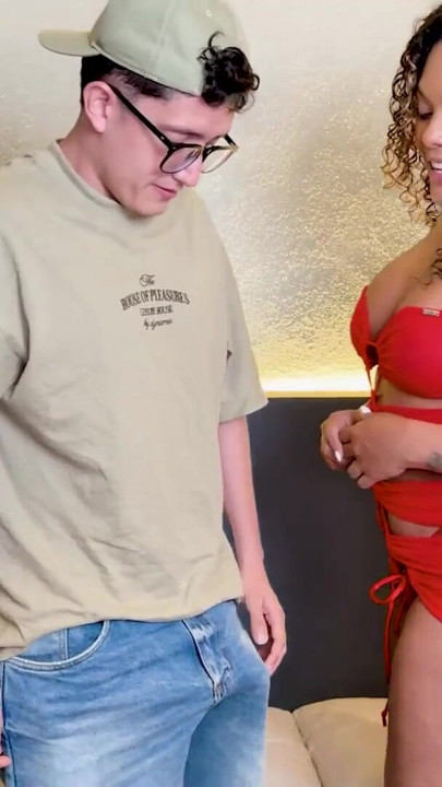 Моя новая чернокожая милфа-босс возбужденная делает меня фейковый кастинг, чтобы проверить мою новую должность! | Клип 1