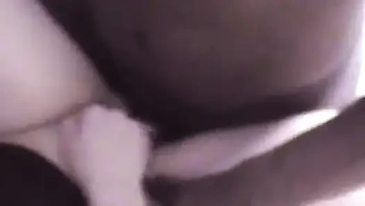 Amateur-blondine lutscht schwarzen schwanz des typen im wohnzimmer