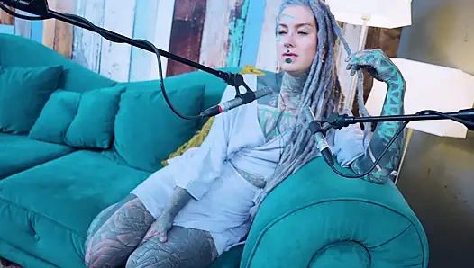 Aku bicara tentang L - LOVE - ASMR podcast SFW berbicara tentang gadis gothic bertato rambut gimbal