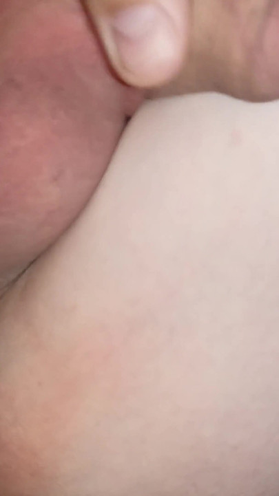 十代のFemboy大声でうめき声からパパの大きなコックに私のタイトなろくでなし