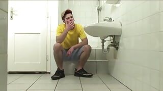 Chudy twink dominuje penisa napalonego nowicjusza w toalecie