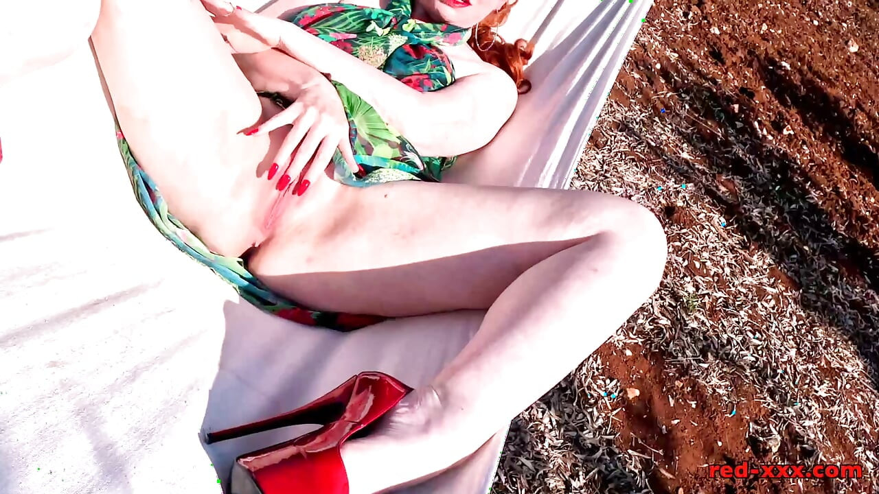 Η Red XXX γεμίζει το μουνί της με ένα παιχνίδι στην αιώρα