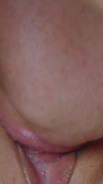 Käftande ögonblick från "Extrem närbild clit slickar till explosiv orgasm"