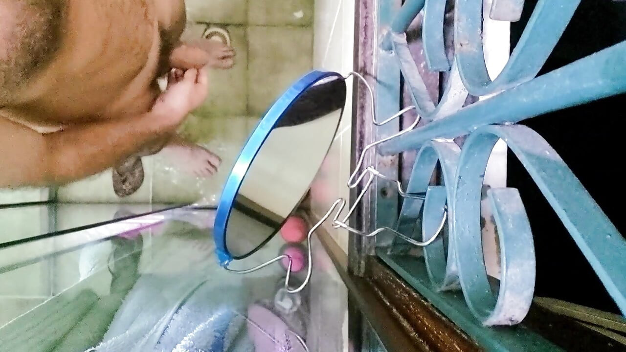 Peludo é flagrado gozando no banheiro da empresa, melou o chão de porra!