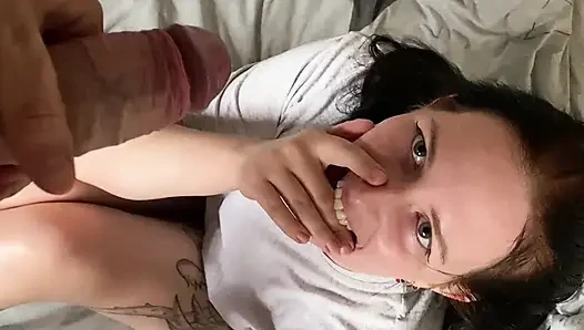 "Hör auf, zu filmen, ich bin zu schüchtern!" Süße freundin errötet und bedeckt ihr gesicht (POV)