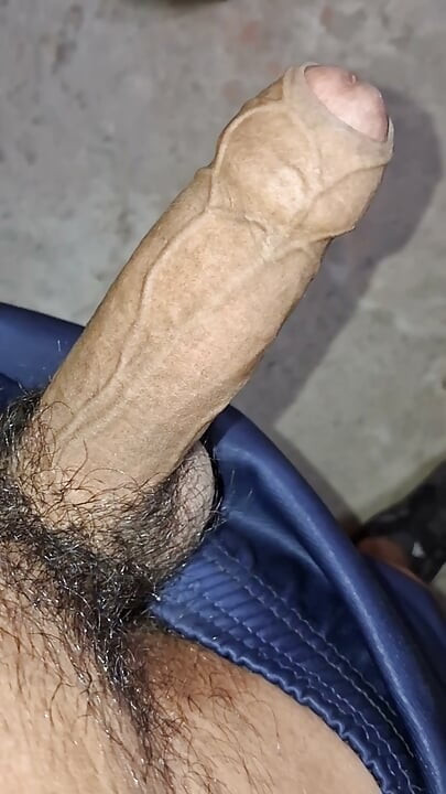 Masturbación matutina, se me puso dura la polla mientras hacía ejercicio en el gimnasio