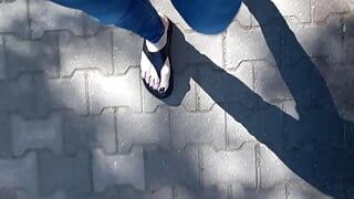 Muestro mis pies durante un paseo matutino por el vecindario