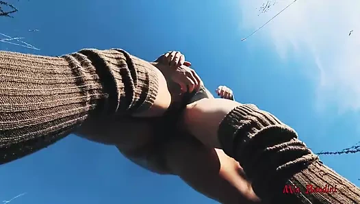 LEIDENSCHAFTLICHER FICK UND GESICHTSBESAMUNG AN DER FRISCHEN LUFT MIT RIESIGEM SCHWANZ