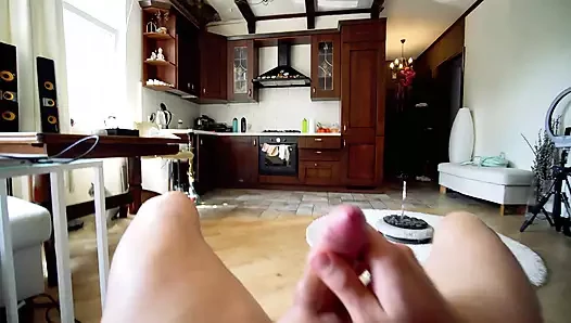 Şehvetli bebek üvey erkek kardeşini mastürbasyon yaparken yakaladı ve onu baştan çıkardı (pov)