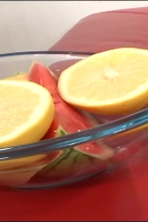 Gorąca dziewczyna ssie ogromnego kutasa, a następnie jeździ nim na kanapie jak gwiazda