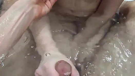 Дрочка в ванне закончилась горячим камшотом под водой!