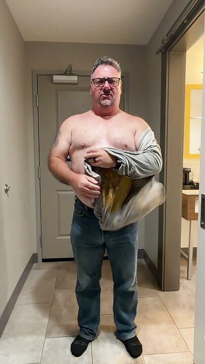 Luvbennude가 옷을 벗고 샤워를 한다