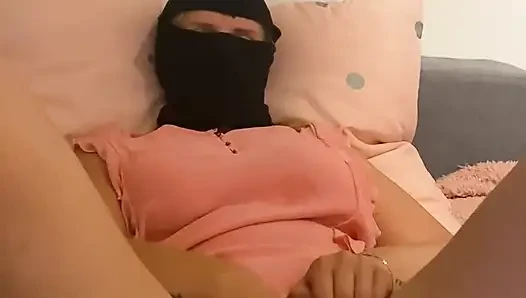 ANNA заставляю себя на кровати с киской