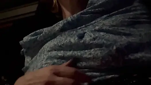 Tittenfick, striptease, während ich mich bereit fürs bett mache, während ich auf einer 65-stündigen Reise von L.A. nach Chicago bin