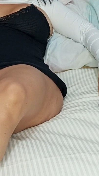 I painted my nails and asked my aunt's husband to shave my pussy, he puts his fingers in and I cum | Clip 2