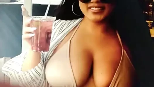 haraç için Asya ile dev göğüsleri