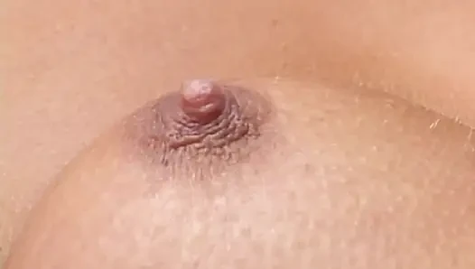 Sapık bir adam dildoyla oynayan bir kızı izliyor