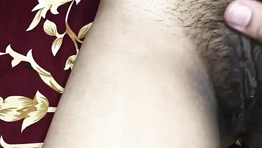 Mengangkat kedua kaki pacar. Pacar disetubuhi tanpa ampun