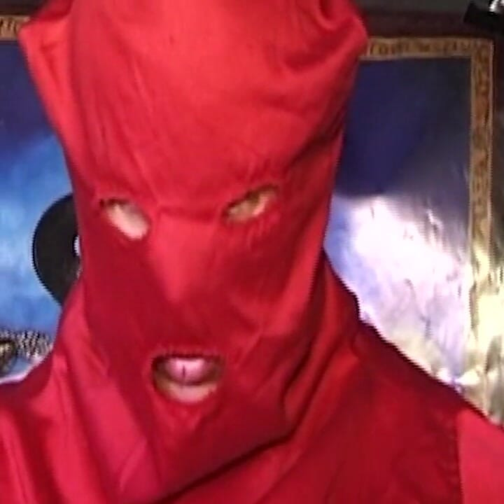 儀式でビーズを詰めた尿に濡れたピアスを